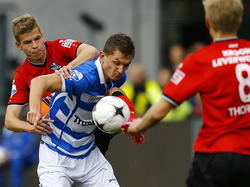 Tomáš Necid (m.) van PEC Zwolle duelleert met Joost van Aken (l.) van sc Heerenveen. Op de voorgrond kijkt Morten Thorsby toe. (26-10-2014)