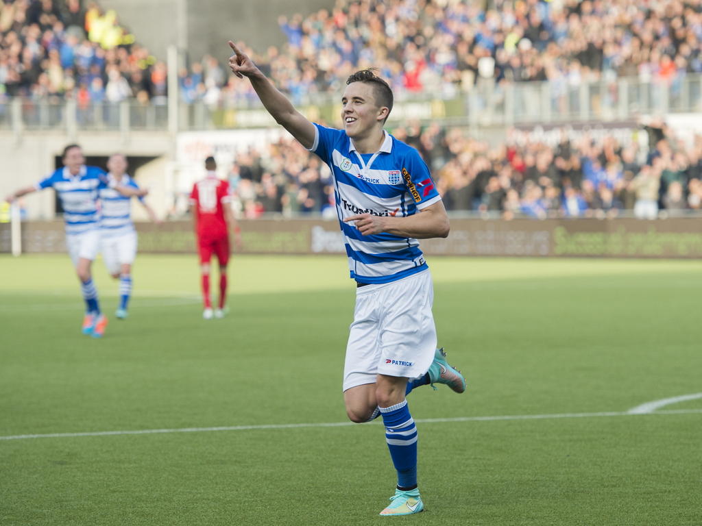 Het is raak en Ryan Thomas viert de 1-0 met het thuispubliek. Hij zet PEC Zwolle op 1-0 tegen FC Twente. (23-11-2014)