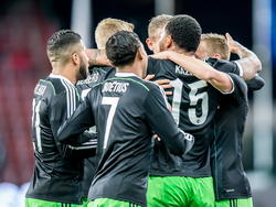De spelers van Feyenoord vieren met z'n allen het doelpunt van Jens Toornstra tijdens het Europa League-duel met Standard Luik. (11-12-2014). 