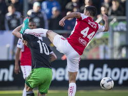 Sofyan Amrabat (r.) gaat erg lomp een duel aan met Lex Immers tijdens FC Utrecht - Feyenoord. (01-03-2015).