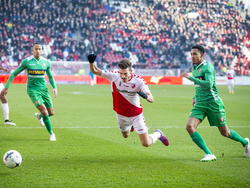 Édouard Duplan gaat tijdens FC Utrecht - FC Dordrecht naar de grond en claimt een penalty. Marvin Peersman (r.) schrikt en houdt in, terwijl Josimar Lima toekijkt. (15-02-2015)
