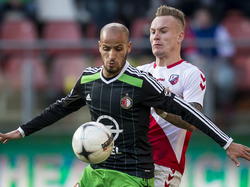 Karim El Ahmadi (l.) gooit zichzelf voor de bal en voorkomt zo dat Mark Diemers het speeltuig kan afpakken tijdens FC Utrecht - Feyenoord in de Eredivisie. (01-03-2015)