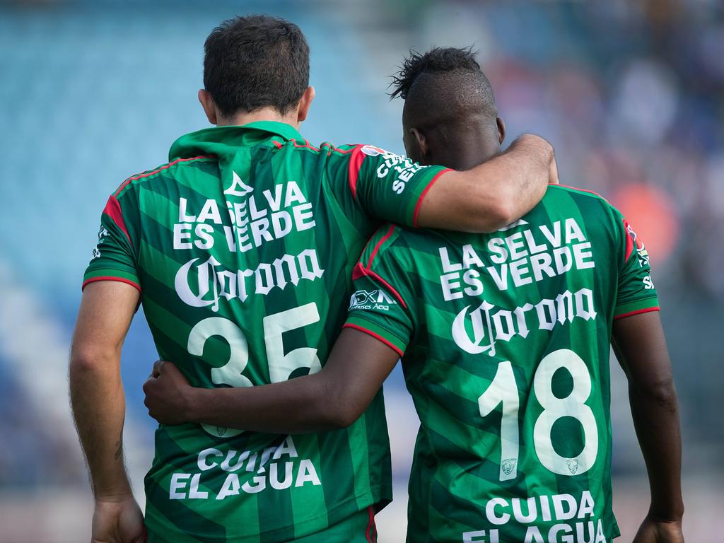 Los Jaguares lograron el gol de la victoria con un disparo que Armenteros conectó (izq.) desde fuera del área. (Foto: Imago)