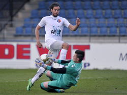 SC Telstar-spits Ralf Seuntjens probeert doelman Nils den Hartog van RKC Waalwijk te verschalken. (24-04-2015). 