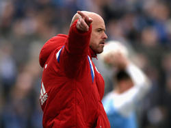 Erik ten Hag, trainer van het tweede efltal van Bayern München, geeft aanwijzingen aan zijn spelers in de wedstrijd tegen  TSV 1860 München. (06-04-2015)
