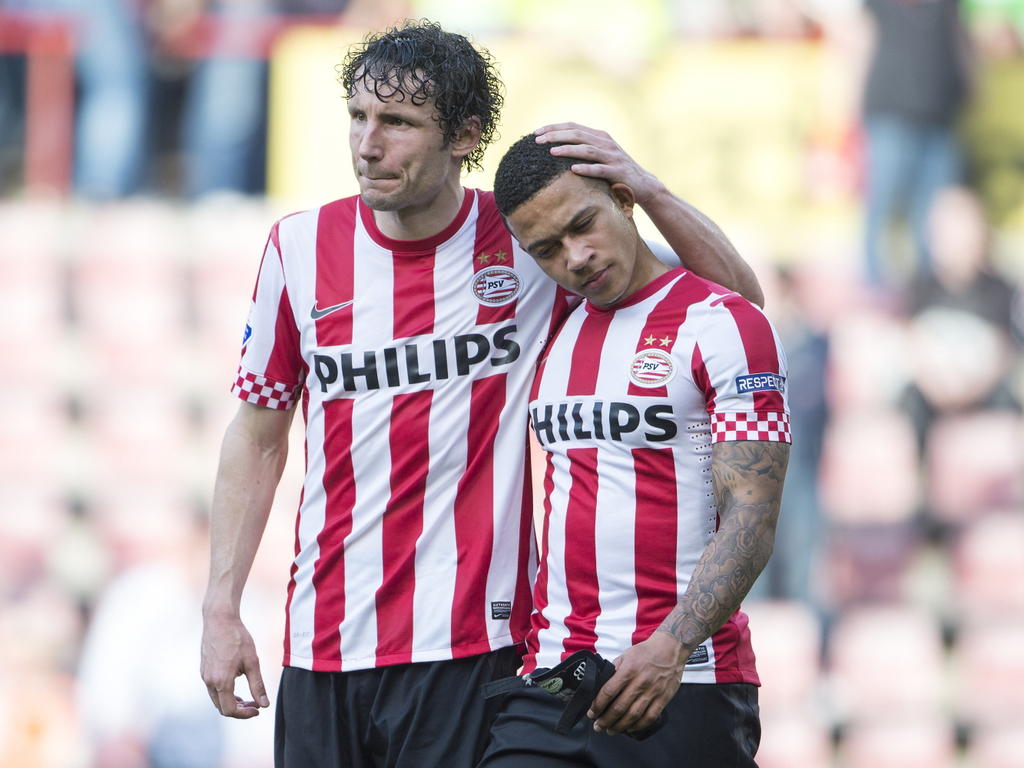 Mark van Bommel (l.) troost Memphis Depay na het verloren thuisduel van PSV met Ajax. (14-04-2013) Mark van Bommel (l.) troost Memphis Depay na het verloren thuisduel van PSV met Ajax. (14-04-2013)