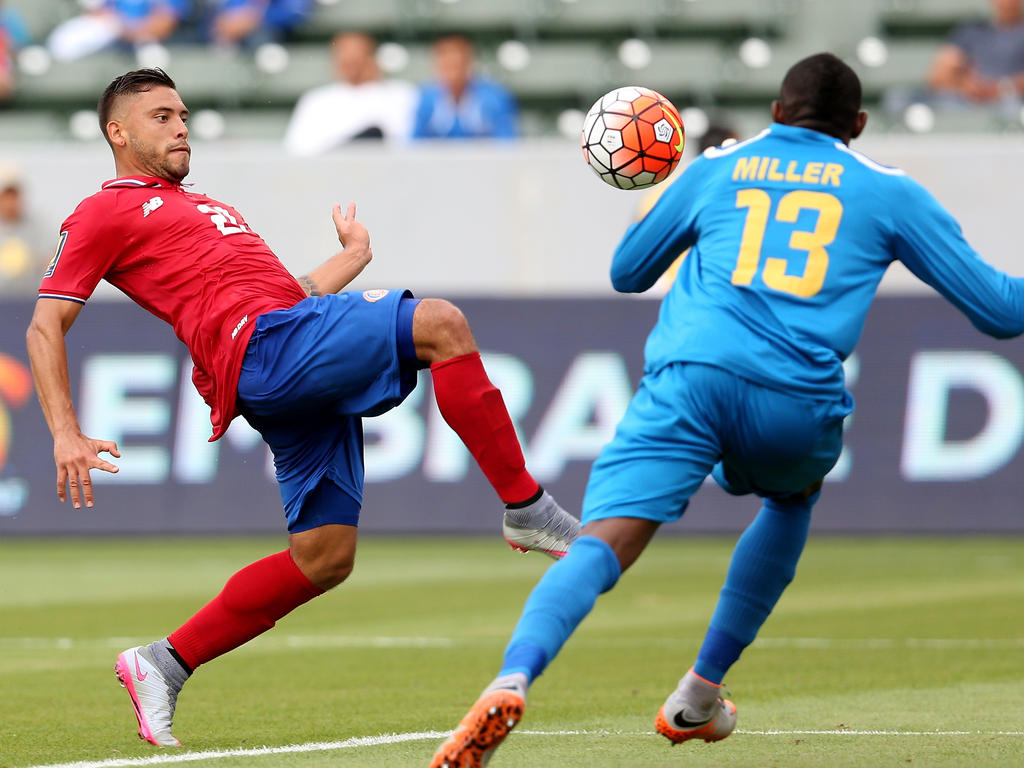 Costa Ricas David Ramirez (l.) erzielt das zwischenzeitliche 2:1 gegen Jamaika