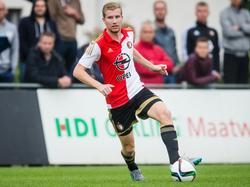 Simon Gustafson is gehaald voor het eerste elftal, maar de Zweedse middenvelder krijgt eerst zijn kans bij de beloften van Feyenoord. Hier is Gustafson te zien in de wedstrijd tegen Jong VVV-Venlo. (18-08-2015)