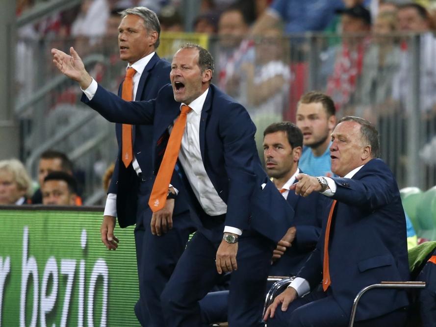 Danny Blind en zijn drie assistenten maken zich druk in de eerst helft van de oefenwedstrijd Polen - Nederland. (01-06-2016)