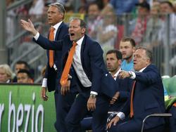 Danny Blind en zijn drie assistenten maken zich druk in de eerst helft van de oefenwedstrijd Polen - Nederland. (01-06-2016)