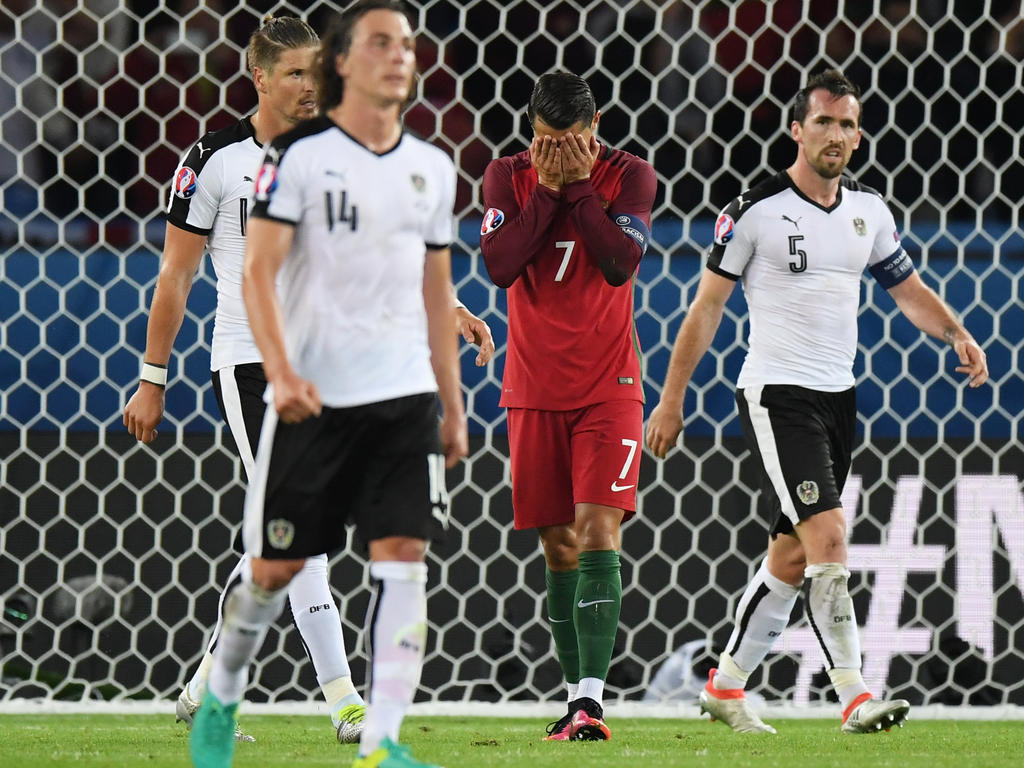Cristiano Ronaldo (2.v.r.) ist nach seinem verschossenen Elfmeter am Boden zerstört Cristiano Ronaldo (2.v.r.) ist nach seinem verschossenen Elfmeter am Boden zerstört