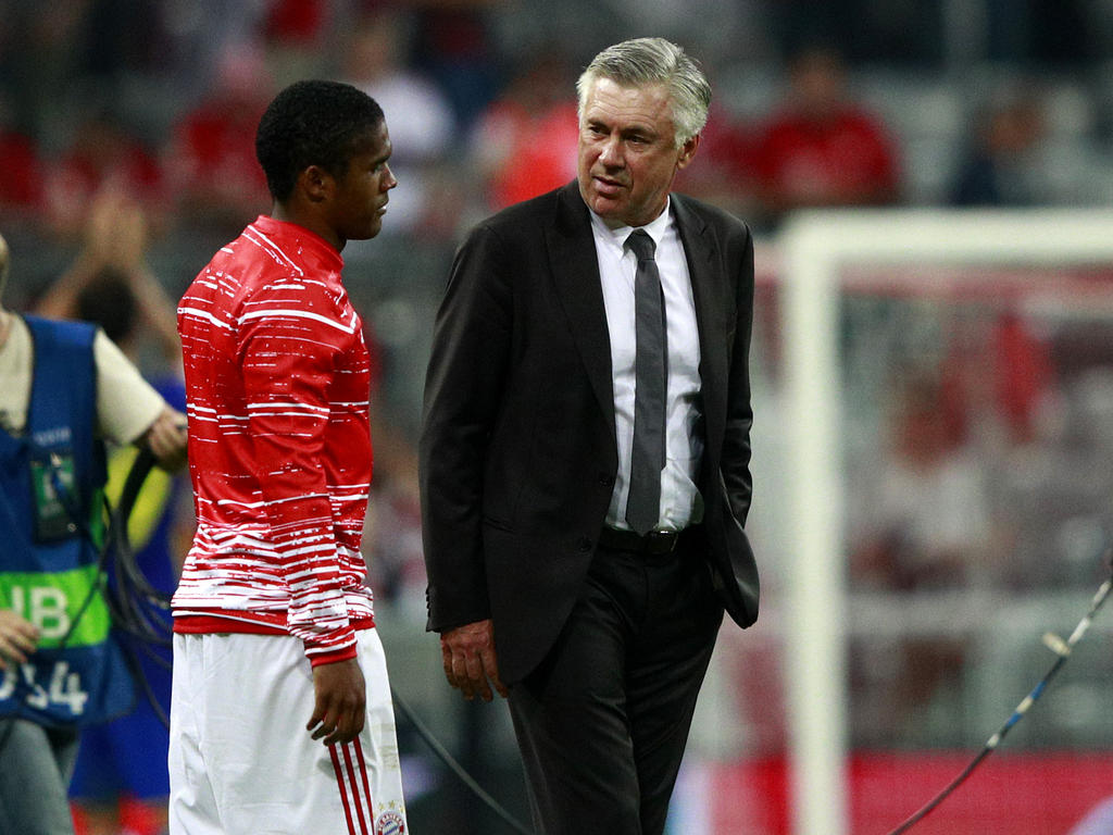Carlo Ancelotti glaubt, dass Douglas Costa glücklich in München ist