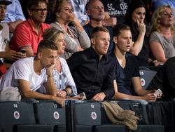 De geblesseerde (enkel) Mike van Duinen is toeschouwer tijdens de wedstrijd van Excelsior tegen Heracles Almelo. (10-09-2016)