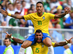 Neymar se sube a Paulinho para celebrar su tanto. (Foto: Getty)