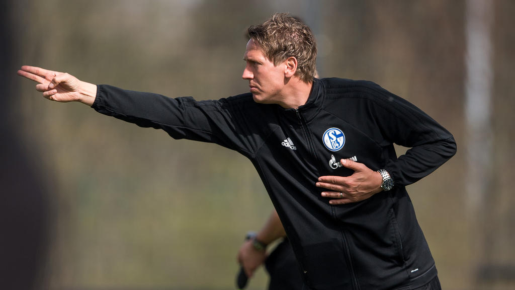 Schalke-Coach Fahrenhorst lobt den BVB Schalke-Coach Fahrenhorst lobt den BVB