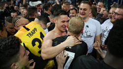 Mannschaft und Fans von Eintracht Frankfurt feiern den Halbfinal-Einzug