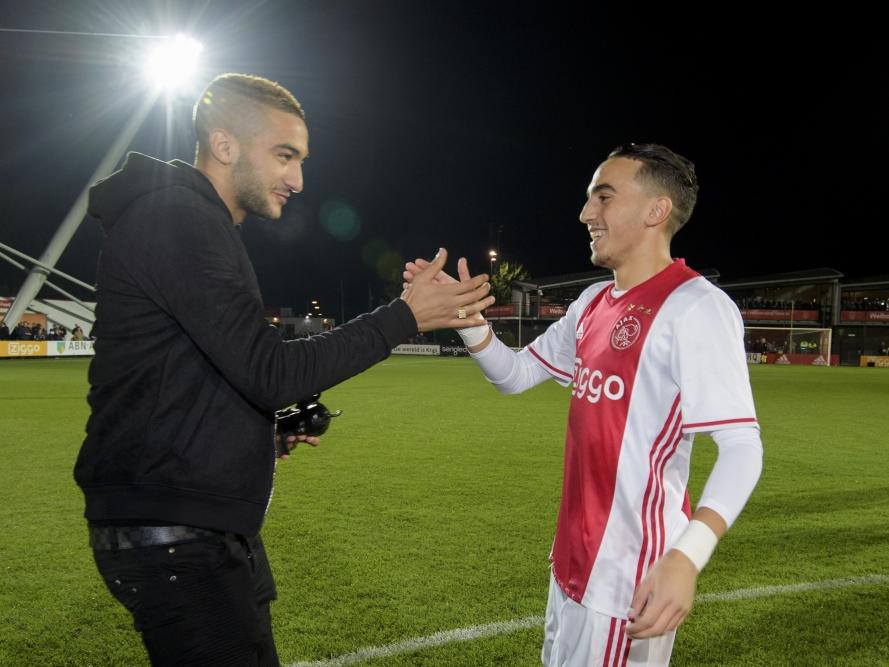 Abdelhak Nouri (r.) krijgt de Bronzen Stier van Hakim Ziyech (l.) voorafgaand aan het competitieduel Jong Ajax - De Graafschap (17-10-2016).