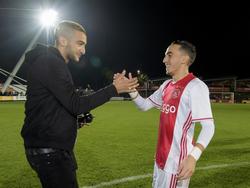 Abdelhak Nouri (r.) krijgt de Bronzen Stier van Hakim Ziyech (l.) voorafgaand aan het competitieduel Jong Ajax - De Graafschap (17-10-2016).