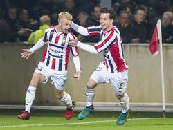 Jari Schuurman (l.) schreeuwt het uit als hij met zijn allereerste Eredivisie-doelpunt Willem II op voorsprong schiet tegen Go Ahead Eagles. Thom Haye (r.) viert het feest mee. (25-11-2016)