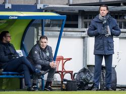 FC Groningen-trainer Ernest Faber kijkt gespannen toe tijdens de wedstrijd tussen FC Groningen en sc Heerenveen. (29-01-2017)