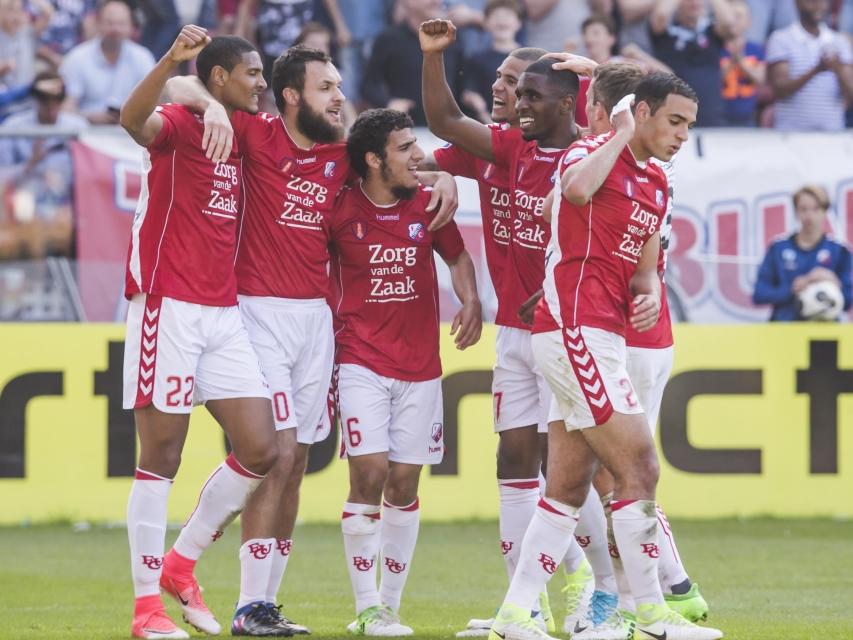 Opnieuw slaat FC Utrecht toe. Een paar minuten na de 1-0 komen de Domstedelingen dankzij een doelpunt van Nacer Barazite (t.v.l.) op 2-0 tegen FC Twente. (09-04-2017)