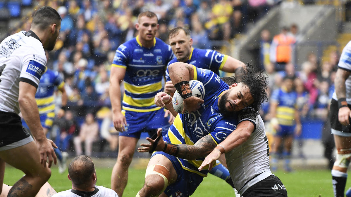 Schiedsrichter Robert Hicks geht nach Morddrohung von Anhänger der Warrington Wolves auf Täter zu Schiedsrichter Robert Hicks geht nach Morddrohung von Anhänger der Warrington Wolves auf Täter zu
