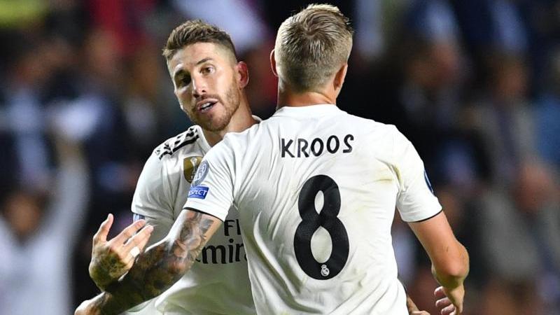 Real Madrids Sergio Ramos (l.) hält große Stücke auf Toni Kroos Real Madrids Sergio Ramos (l.) hält große Stücke auf Toni Kroos