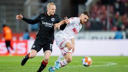 Frankfurts Sebastian Rode (l.) versucht Kölns Salih Ozcan vom Ball zu trennen