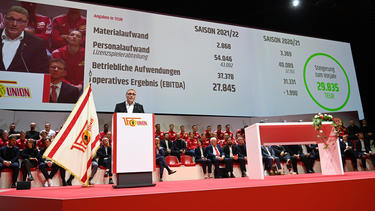 Union-Geschäftsführer Oskar Kosche spricht bei der Mitgliederversammlung des 1. FC Union Berlin