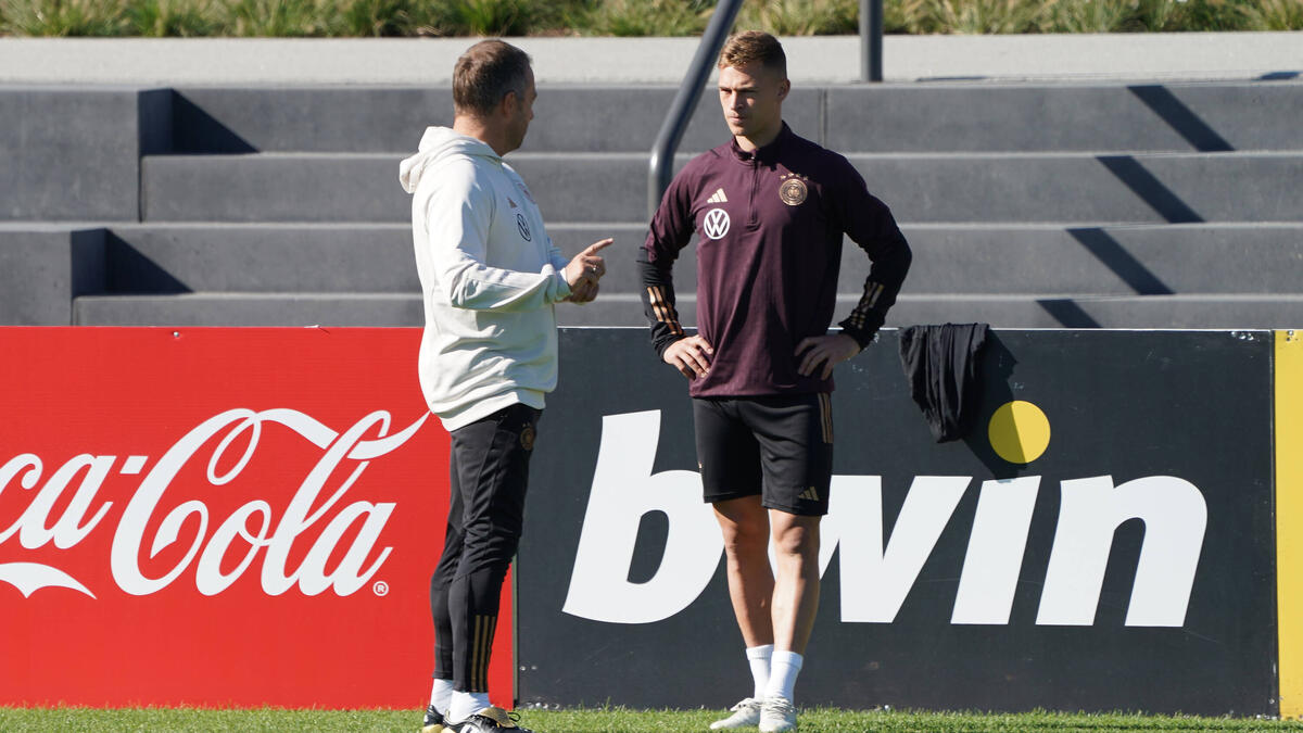 Hansi Flick có lẽ muốn có được Joshua Kimmich (r.) từ FC Bayern