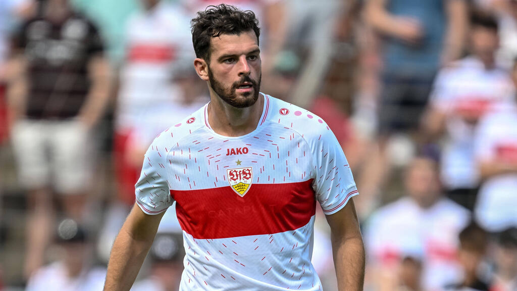 Luca Pfeiffer im Sommer 2023 im Trikot des VfB Stuttgart