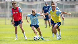 Jonjoe Kenny (M.) spielt seit 2022 bei Hertha BSC