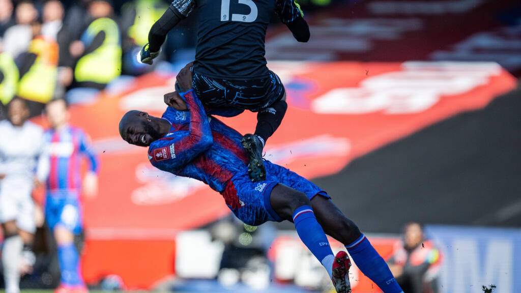 Torwart Liam Roberts droht nach seinem Foul an Jean-Philippe Mateta eine lange Sperre.