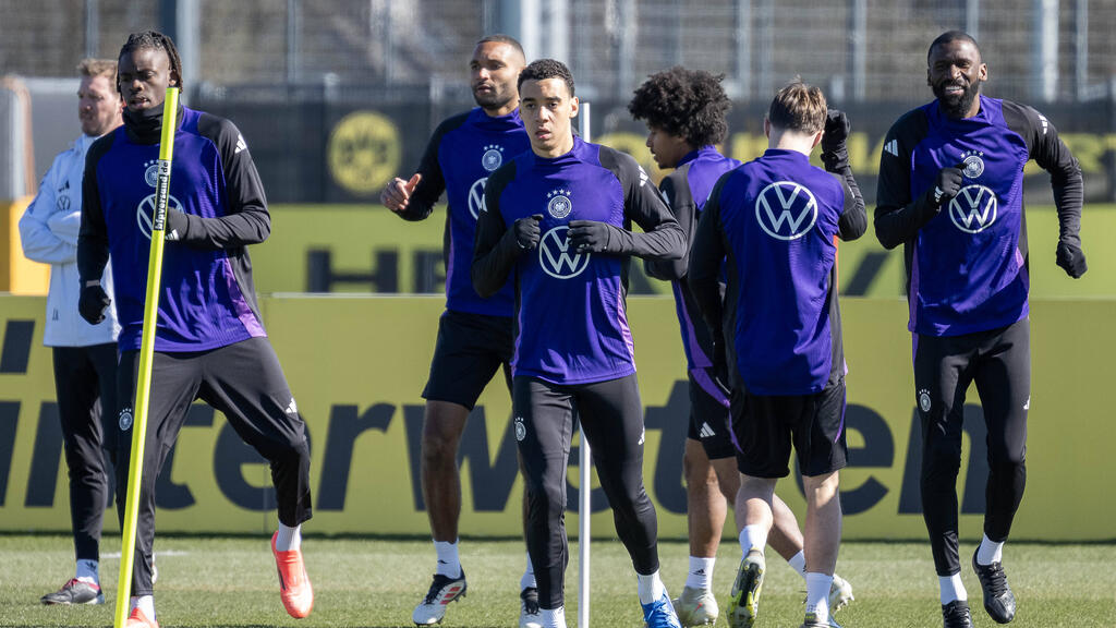 Jamal Musiala (M.) bereitet sich mit dem DFB-Team auf die zwei Spiele gegen Italien vor Jamal Musiala (M.) bereitet sich mit dem DFB-Team auf die zwei Spiele gegen Italien vor