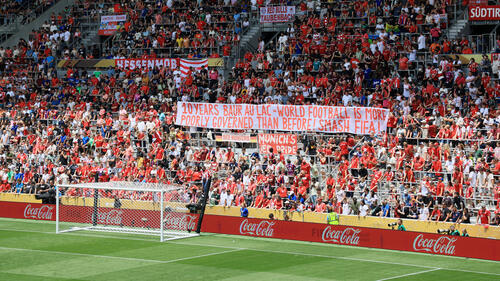 Im TQL Stadium melden sich Fans des FC Bayern zu Wort