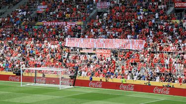 Im TQL Stadium melden sich Fans des FC Bayern zu Wort