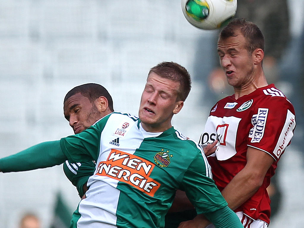 Gernot Trauner, am Bild im Kopfballduell mit Brian Behrendt, wird Ried länger fehlen.