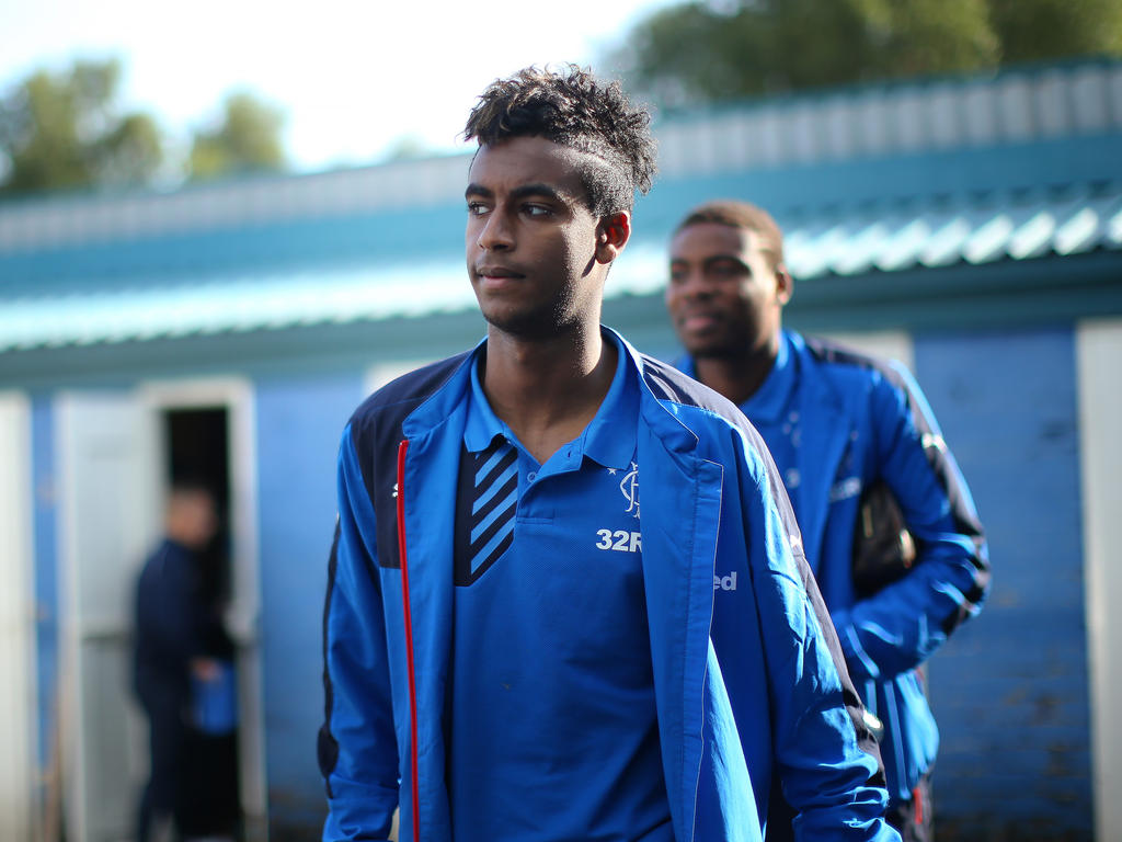 Gedion Zelalem maakt zich op voor de uitwedstrijd tegen Greenock Morton FC. De middenvelder wordt door Rangers FC gehuurd van Arsenal en krijgt flink wat speeltijd in Schotland. (27-09-2015)