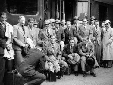 Die "deutsche" Mannschaft bei der Ankunft in Paris am 1. Juni 1938