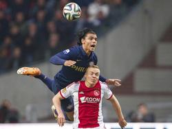 Kolbeinn Sigþórsson (r.) wil de bal met zijn borst controleren, maar Karim Rekik (l.) laat zich niet afschepen, klimt op de rug van de IJslander en gaat het luchtduel aan. (19-01-2014)