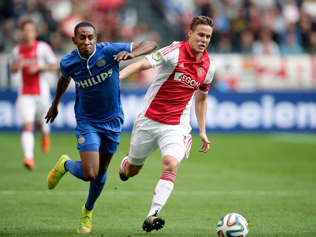 Niklas Moisander (r.) probeert zich te ontdoen van Joshua Brenet (l.) tijdens Ajax - PSV Eindhoven. (24-08-2014)