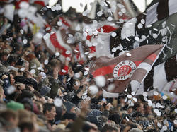 Die Fans des FC St. Pauli könnten noch länger im alten Millerntor jubeln