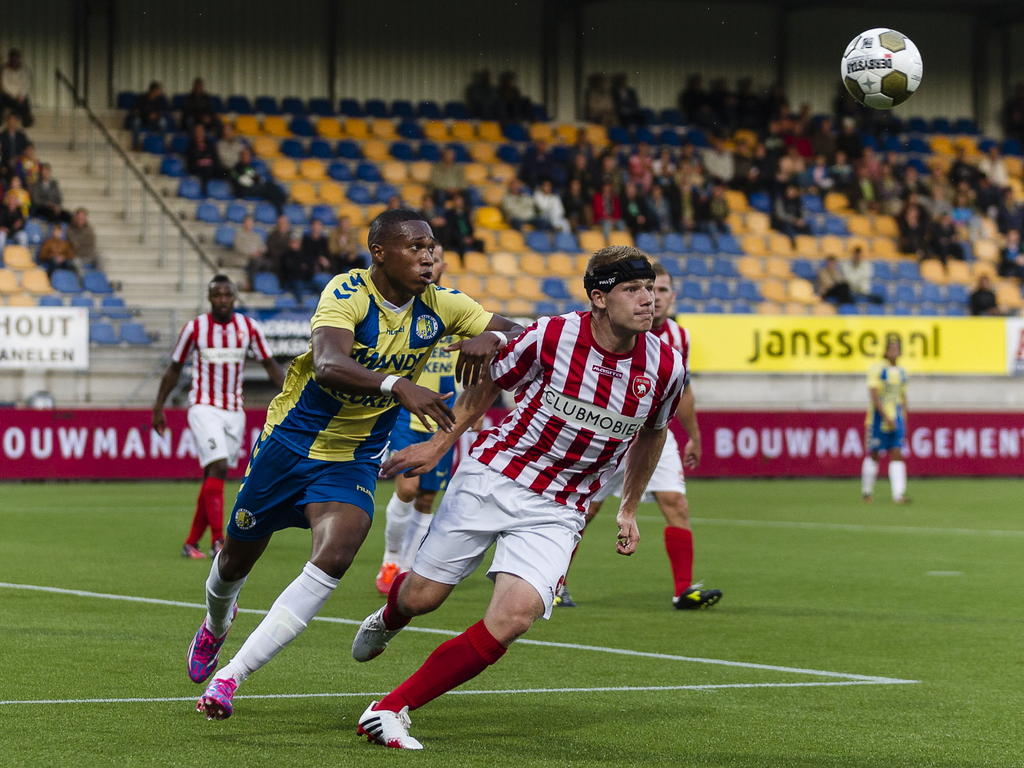 Arsenio Valpoort (l.) probeert Jochem Jansen (r.) af te troeven tijdens het competitieduel RKC Waalwijk - FC Oss. (15-08-2014)