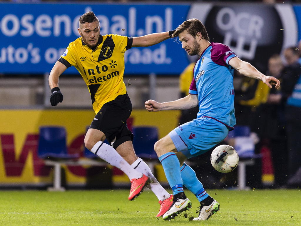NAC Breda-speler Hakim Borahsasar (l.) jaagt Vitesse-verdediger Jan-Arie van der Heijden (r.) op, die moeite heeft met het aannemen van de bal. (07-02-2015)
