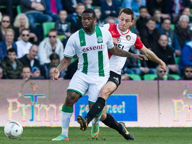 Groningen speler Genero Zeefuik (l.) wint het duel van Feyenoord speler Stefan de Vrij. (r.)
