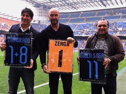 Zamorano (izq.) posa con la camiseta del Inter de Milán. (Foto: Getty)