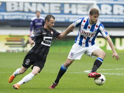 Joey van den Berg (r.) is Robbie Haemhouts (l.) te snel af tijdens het competitieduel sc Heerenveen - Willem II. (25-04-2015)
