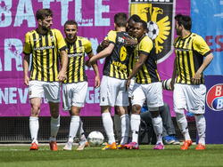 De spelers van Vitesse vieren de 1-0 in de play-offwedstrijd tegen PEC Zwolle. Bertrand Traoré is bij de Arnhemmers de gevierde man. (24-05-2015)