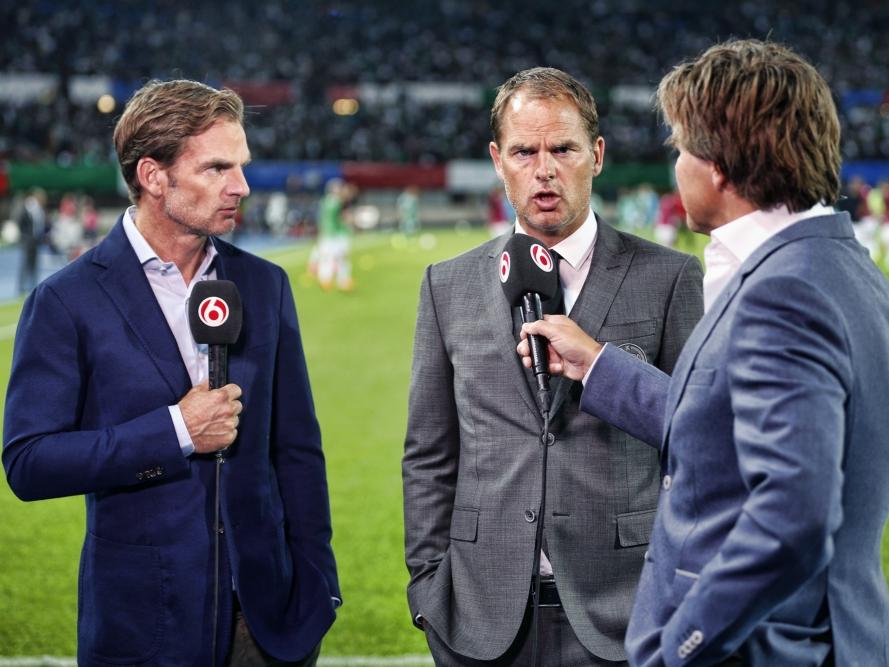 Een bijzonder moment voorafgaande aan de Europese wedstrijd van Ajax tegen Rapid Wien. De Tweelingbroers Frank en Ronald de Boer staan samen voor de camera van SBS 6. Ronald (l.) is analyticus bij de zender, terwijl Frank de trainer van Ajax is. (29-07-2015)