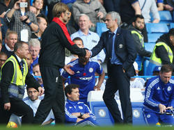 Nach dem Liverpool-Sieg bei Chelsea geben sich die Trainer Jürgen Klopp (l.) und José Mourinho die Hand